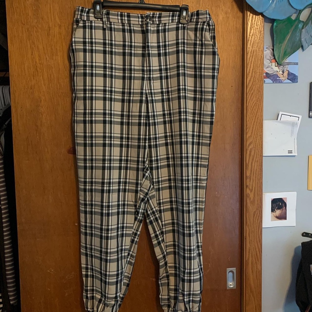 Classic plaid plus-size trouser
Tag size 1X 
Rue 21